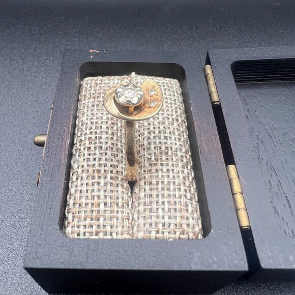 Gold Seashell shaped Diamond Ring Size is just under 6.5, Intricate Vintage Deta - Picture 4 of 7